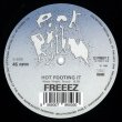 画像2: FREEEZ - STAY / HOT FOOTING IT 【12"INCH】 最高のブギーなブリット・ファンクを披露する、UKの80'Sジャズ・ファンク・バンド「FREEEZ」によるセカンド・シングルが待望の初再発！ (2)