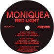 画像1: MONIQUEA - RED LIGHT (BLACK VINYL) 【12"INCH】 2014年新作シングル12インチ！モダン・ファンクとハウスが融合して適度にクラシカル。弾むようなシンセベースとリードが西海岸の雰囲気を演出し、脈動するデチューン・トラックがダンスフロアにアピール！ (1)
